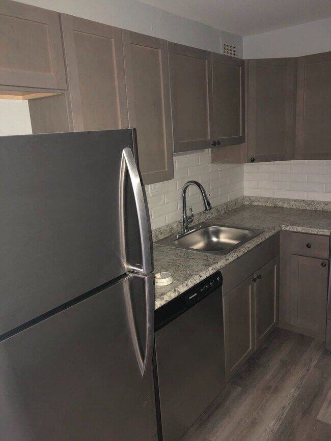 Foto del edificio - Newly Renovated, 1 Bed / 1Bath Unit with Stunning Lake Views and Pool
