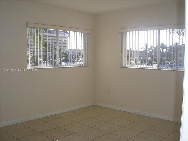 Foto del edificio - 7725 N Kendall Dr