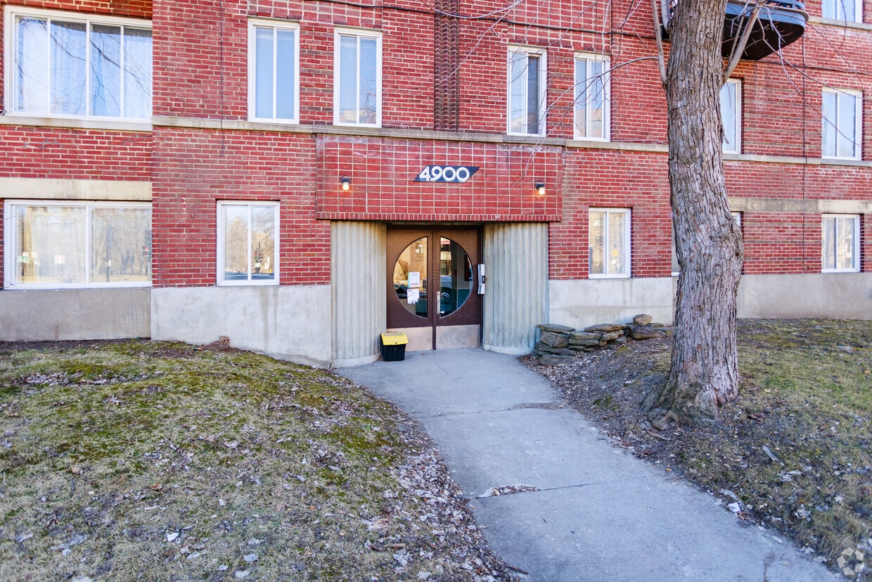 Building Photo - 4900 Ch De La Côte-Des-Neiges