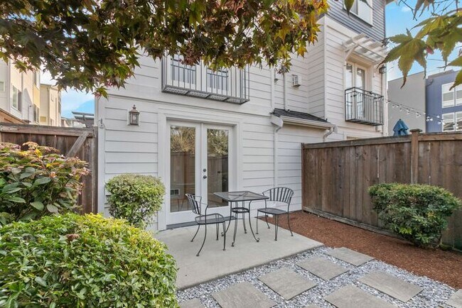 Foto del edificio - BEAUTIFUL Urban Townhome in Coveted West S...