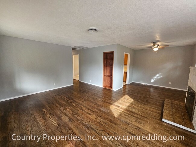Building Photo - Garden Tract 3-Bedroom House with Hardwood...