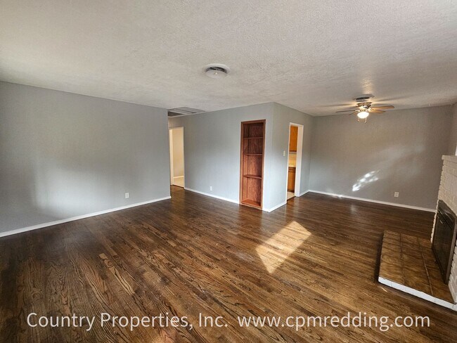 Foto del edificio - Garden Tract 3-Bedroom House with Hardwood...