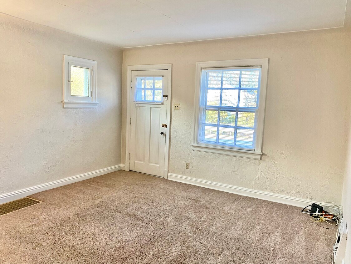 Family room - 5506 Heege Rd
