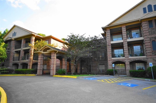 Building Photo - 2803 Kings Crossing Dr