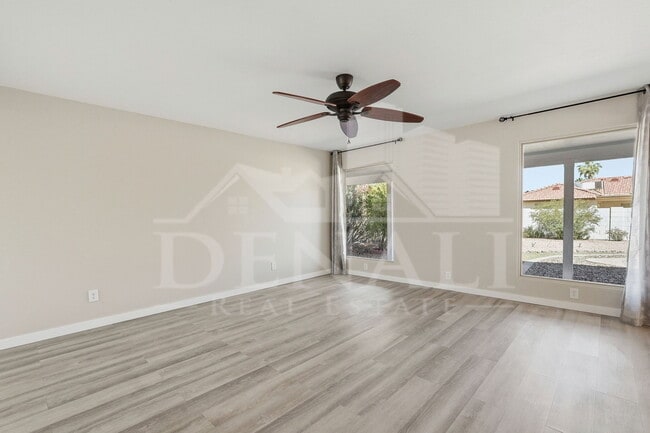 Foto del edificio - 10602 E Elmhurst Dr