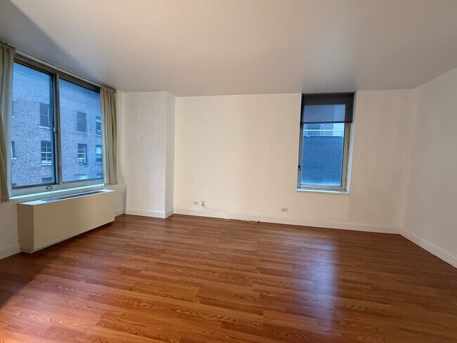 Foto del edificio - 145 E 48th St