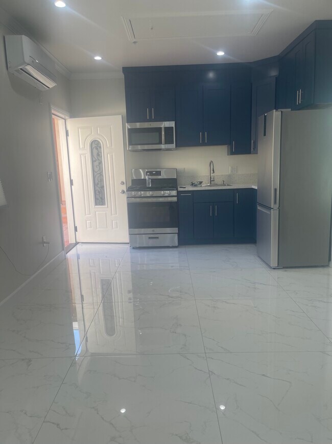 Puerta de entrada y cocina - 1235 S Adams St