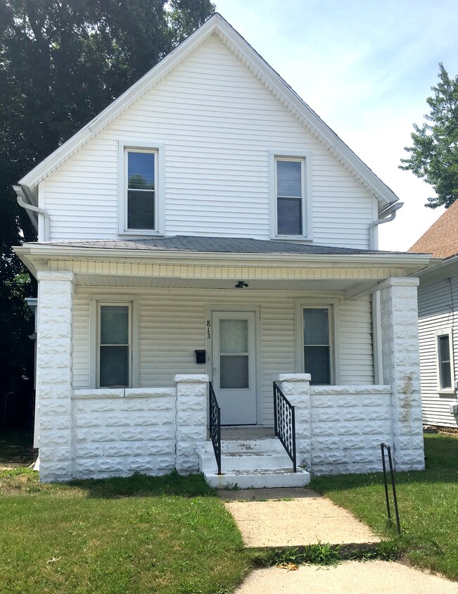 813 Locust St, Mishawaka, IN 46545 House Rental in Mishawaka, IN