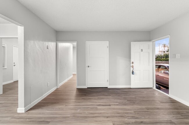 Building Photo - 1900 E 7th St