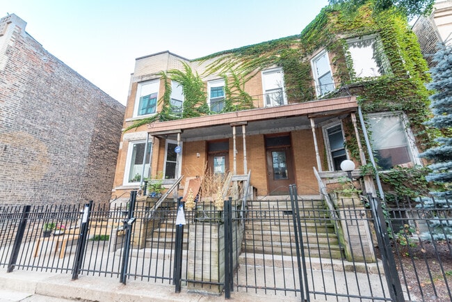 Building Photo - 3549 N Sheffield Ave