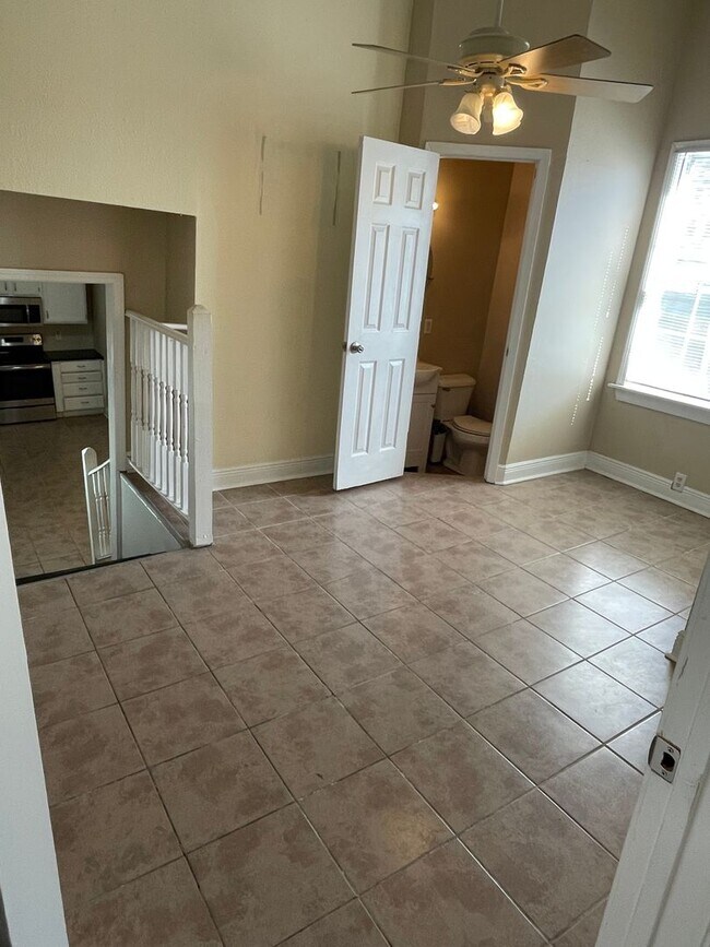 Building Photo - 2BD/1.5BA One Block Off St Charles Ave.