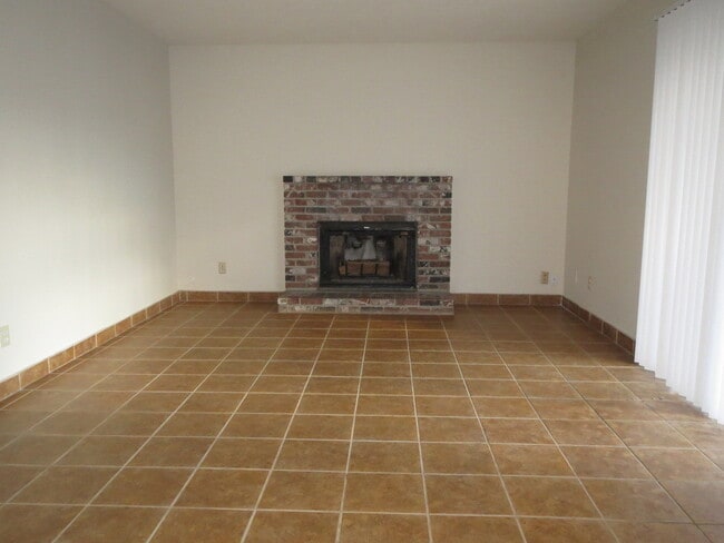 Foto del edificio - Spacious Headliner home with living room, ...