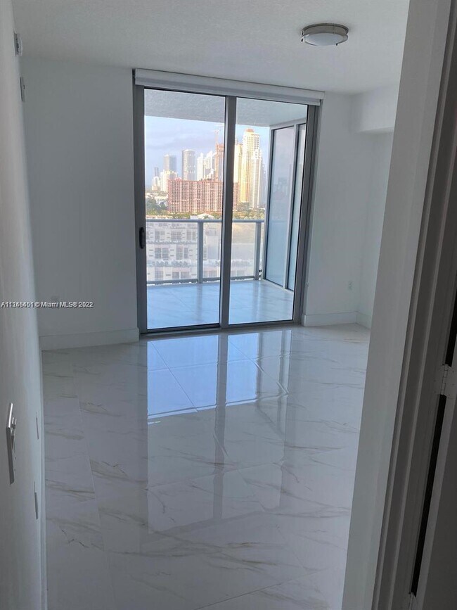 Foto del edificio - 300 Sunny Isles Blvd