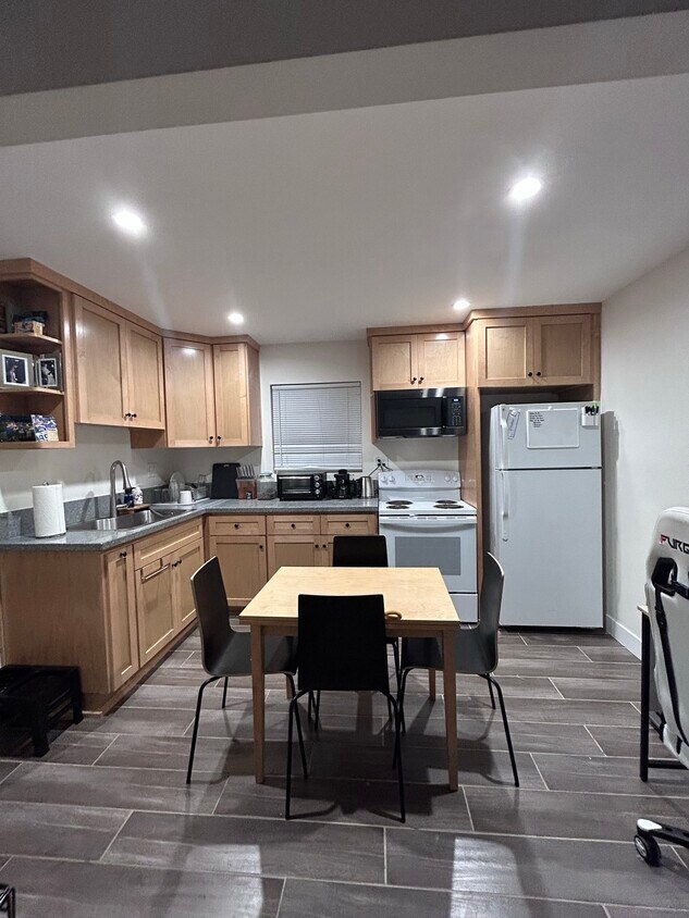Kitchen - 8560 Aqueduct Ave