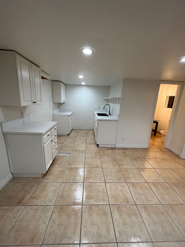 Building Photo - 3003 Benedict Canyon Dr