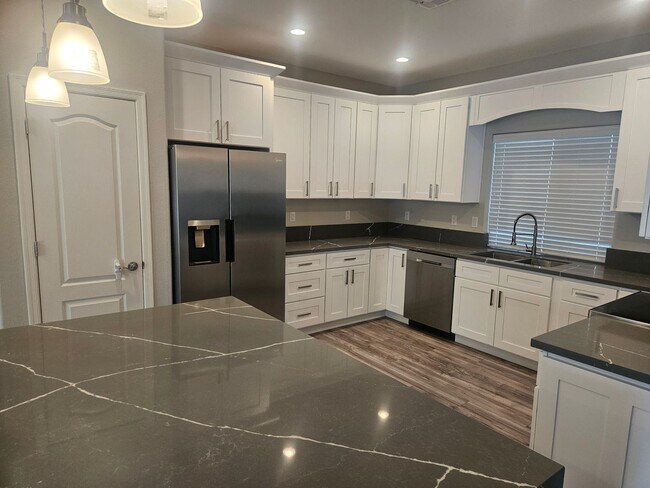 Building Photo - 3 Bedroom Home Located in Fort Mohave