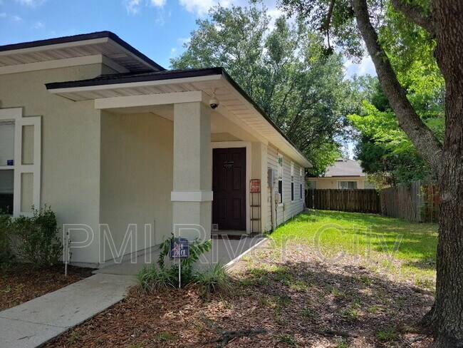 Building Photo - 2419 Brian Lakes Dr E