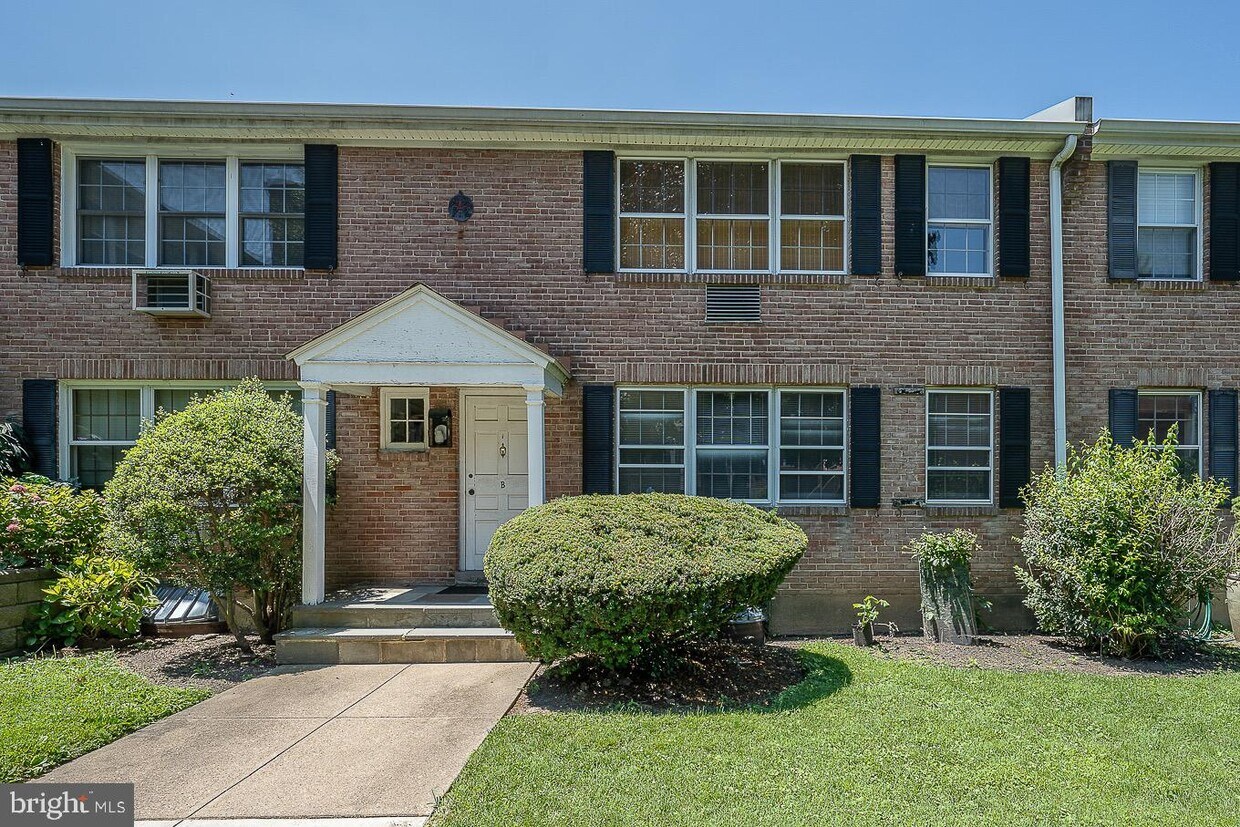 Primary Photo - 1334 Montgomery Ave