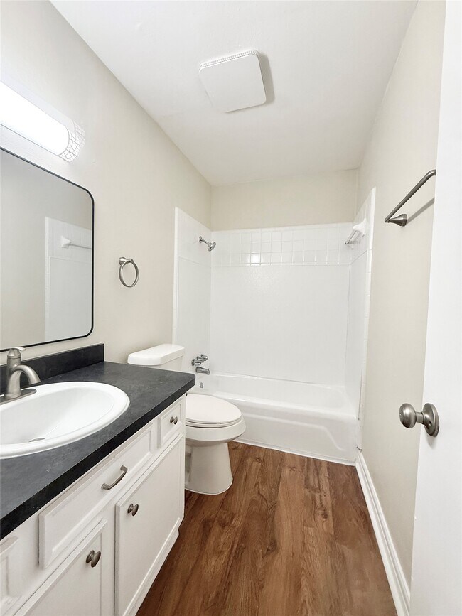 Building Photo - 321 E Cedar St