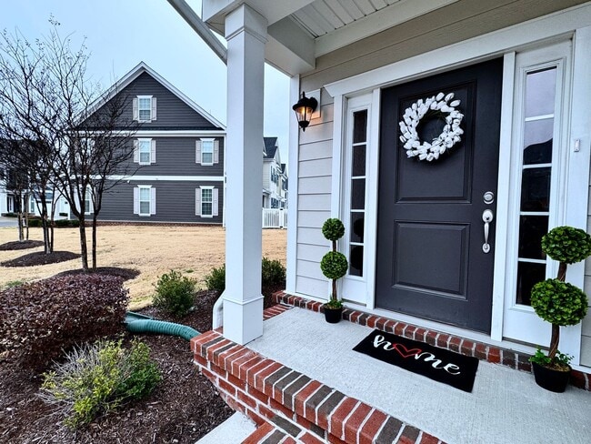 Foto del edificio - A 1st-Time Rental Available NOW! 3/3.5 Newer End-Unit Townhome w/Garage - Landscaping Included!