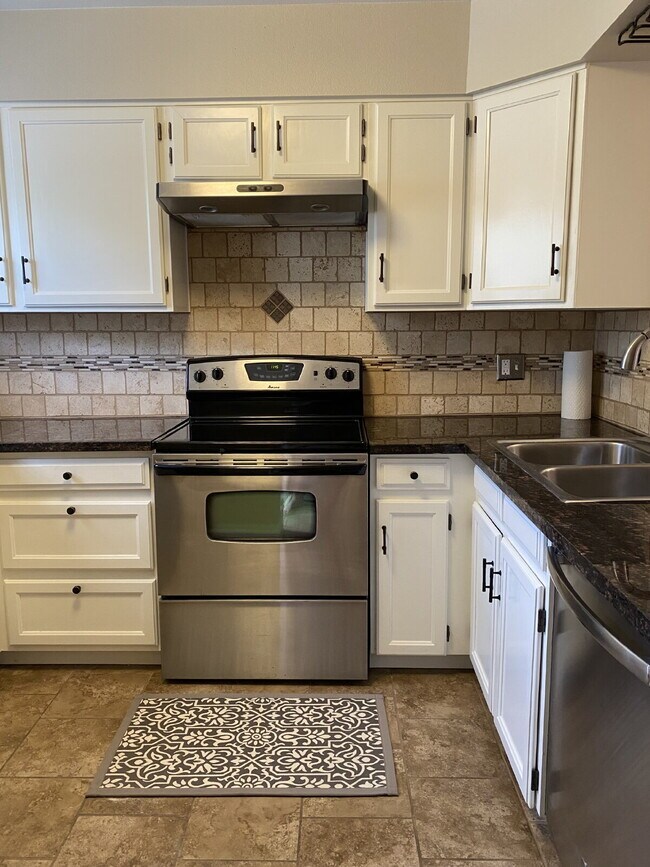 Foto del edificio - Beautifully updated townhome near Cherry C...