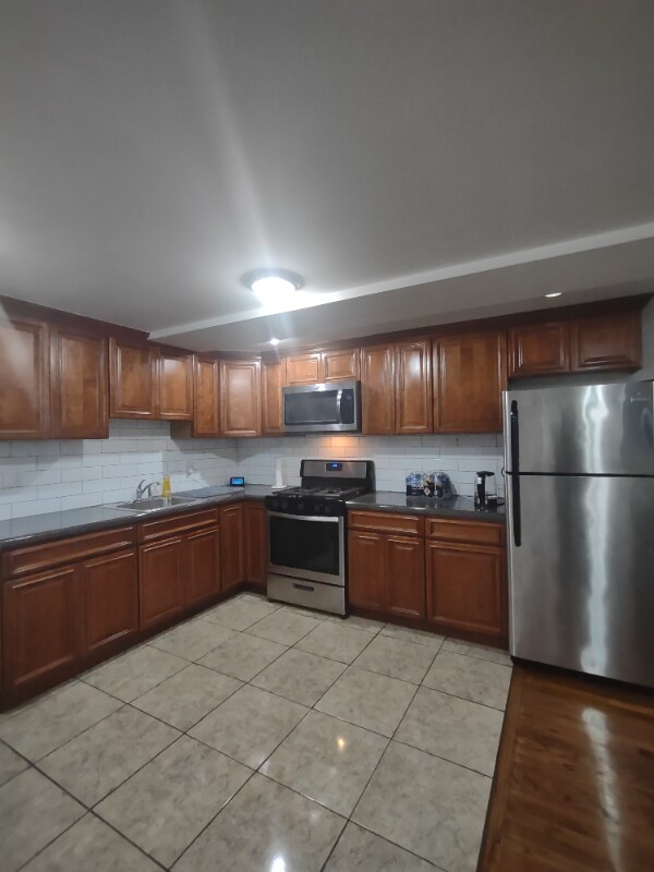 Building Photo - 202 E 94th St