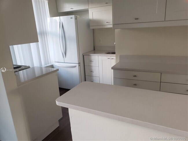 Foto del edificio - 694 NE 76th St