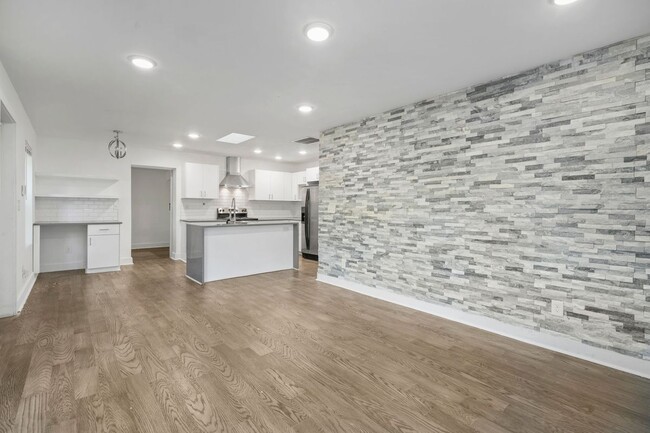 Building Photo - 1816 Evans Dr SW