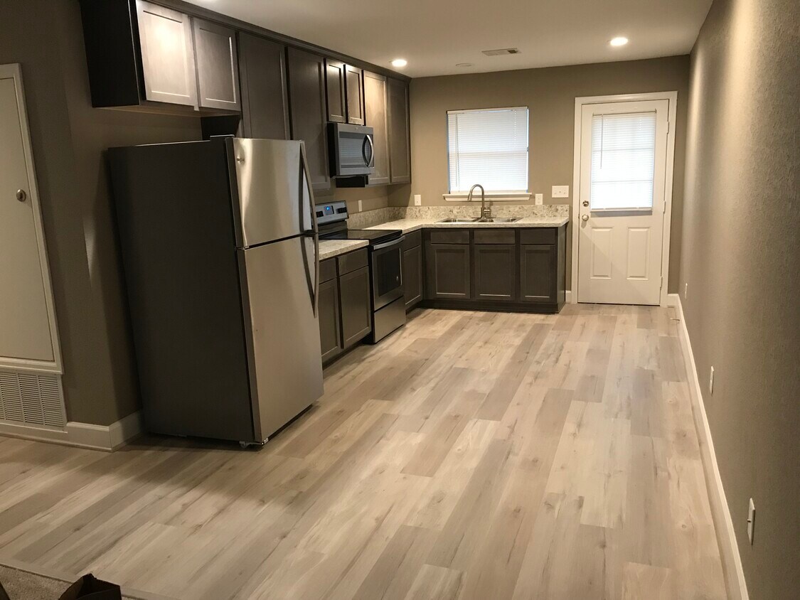 Building Photo - 1304 Damon St