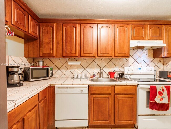 Foto del edificio - 3195 Foxcroft Rd