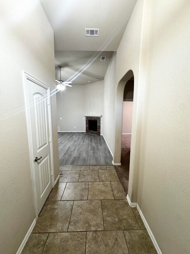 Foto del edificio - 4 Bedroom 2 Bathroom For Rent