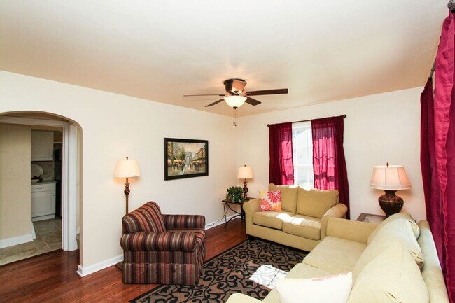 Foto del edificio - Spacious 3 bedroom 1.5 Bath Gem Available ...