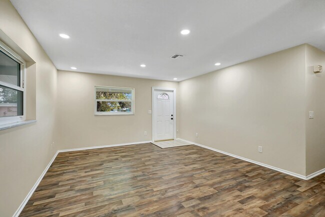 Building Photo - 830 SW Airoso Blvd