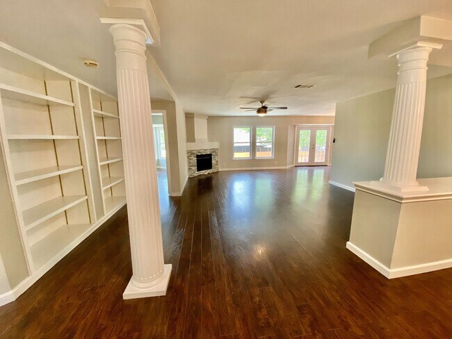 Building Photo - Your Dream Home Awaits: Stunning 3-Bed Oas...