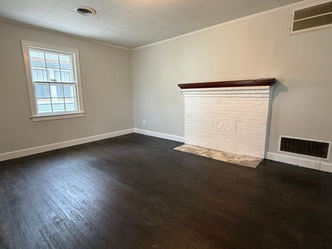 Photo - 2440 Woodbine Ave House