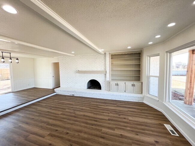 Building Photo - 2908 N Santa Fe Ave