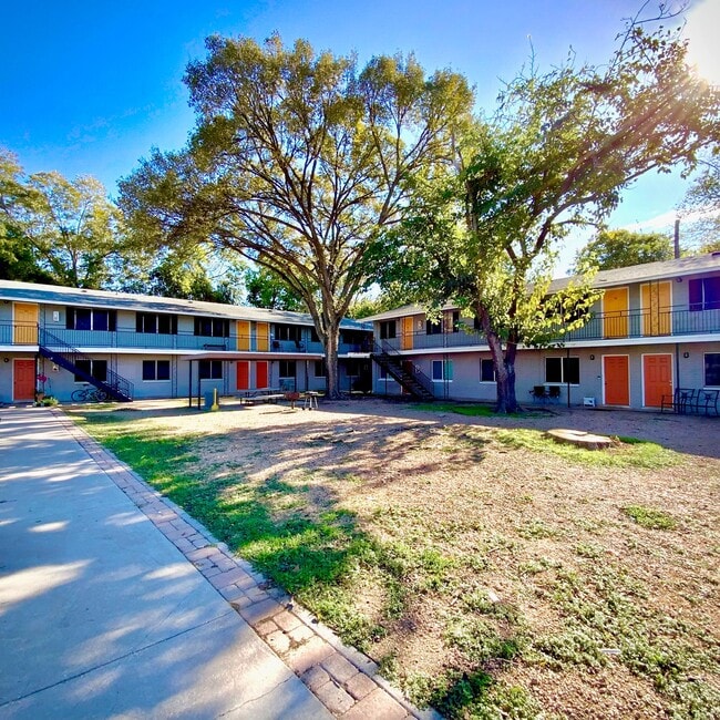 Building Photo - Spacious 2 Bedroom / 1 Bathroom Apartment ...
