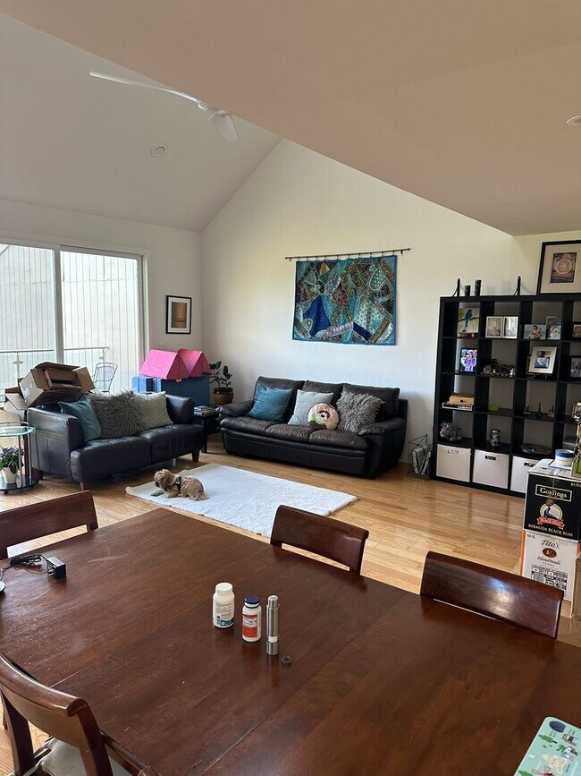 Building Photo - WONDERFUL THREE BEDROOM UPDATED TOWNHOUSE ...