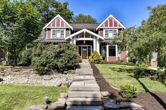 Building Photo - 215 N Van Buren St