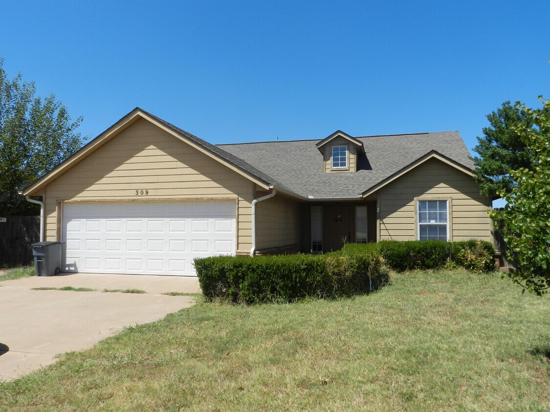 309 E Seminole St, Geronimo, OK 73543