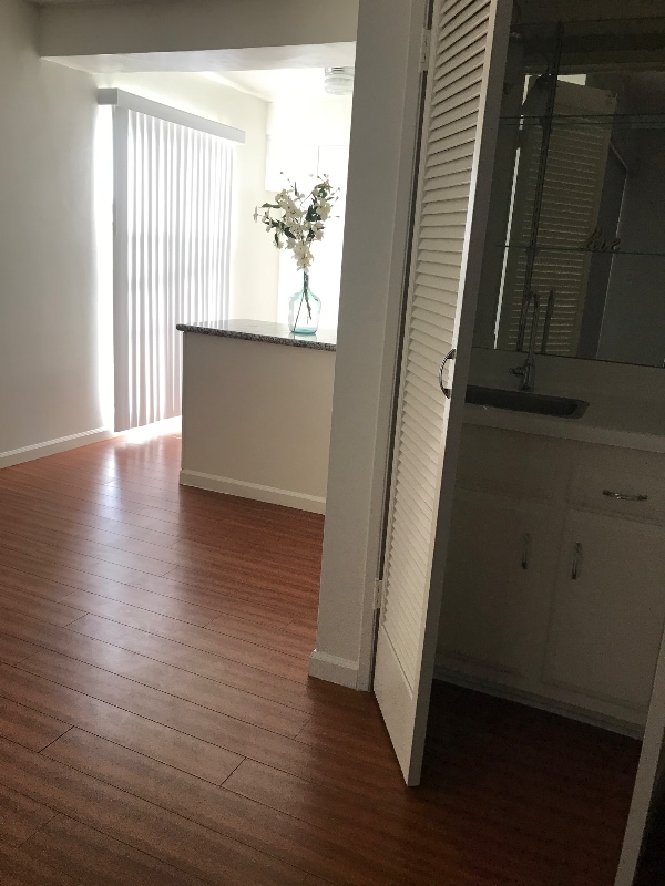 Building Photo - 20880 Ventura Blvd