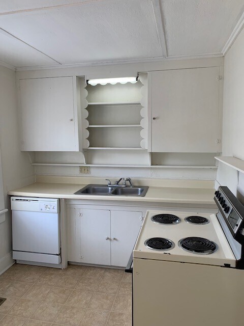 Building Photo - 1 Bedroom/1 Bath Bungalow Style Apartment