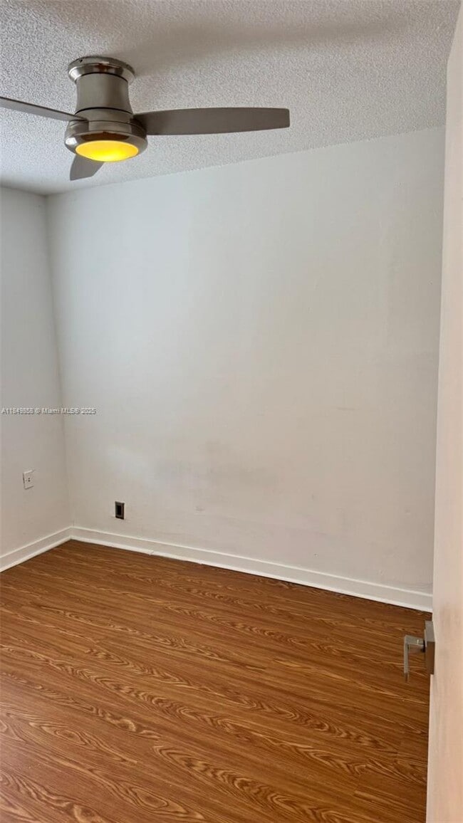 Foto del edificio - 4500 NW 195th St