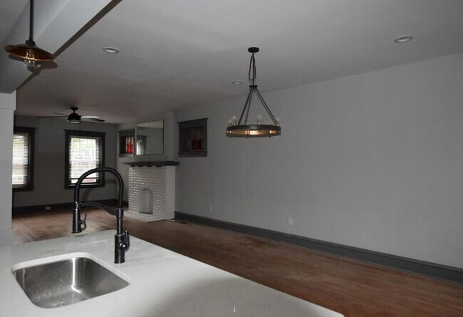 Foto del edificio - 2327 Maplewood Ave