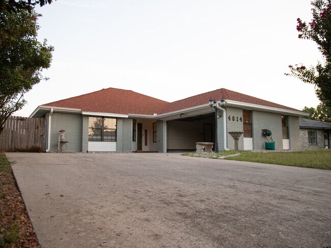 Building Photo - Spacious Family Rental Home
