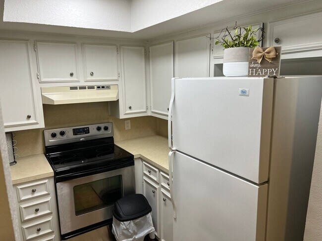 Foto del edificio - Wow! Private cozy corner upstairs home.