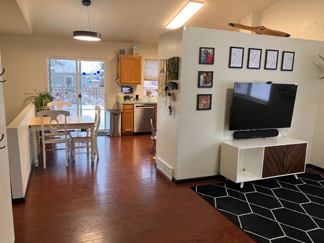 Foto del edificio - 2451 W 44th St