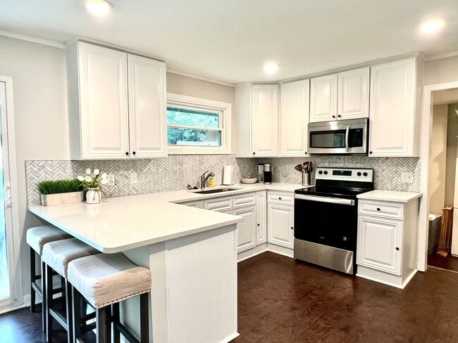 Building Photo - 3 bed 2 bath Single Family Home - Located between Southend, SouthPark & Myers Park