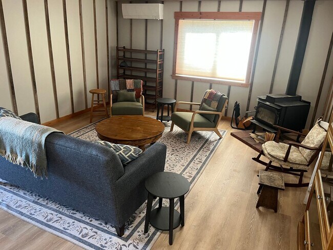 Foto del edificio - Farmhouse on 20 acres- Fully Furnished Ava...