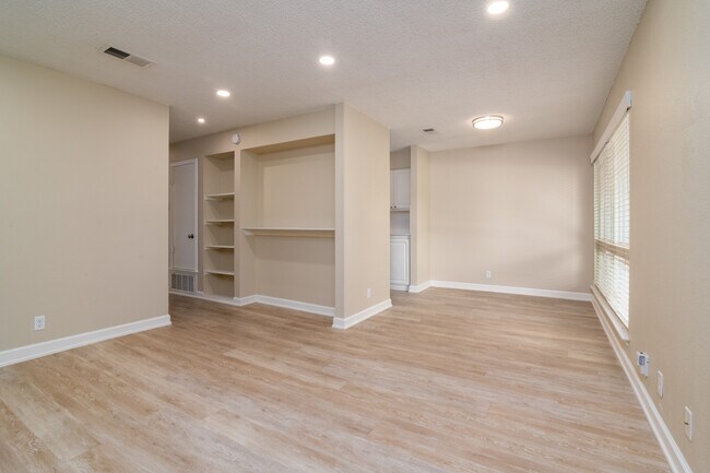 Living / Dining Room - 500 E Riverside Dr